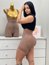 Load image into Gallery viewer, 5015 SHORT LEVANTA COLA PLUS EN GLUTEOS