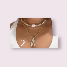 Load image into Gallery viewer, Cadena Más Letra de inicial